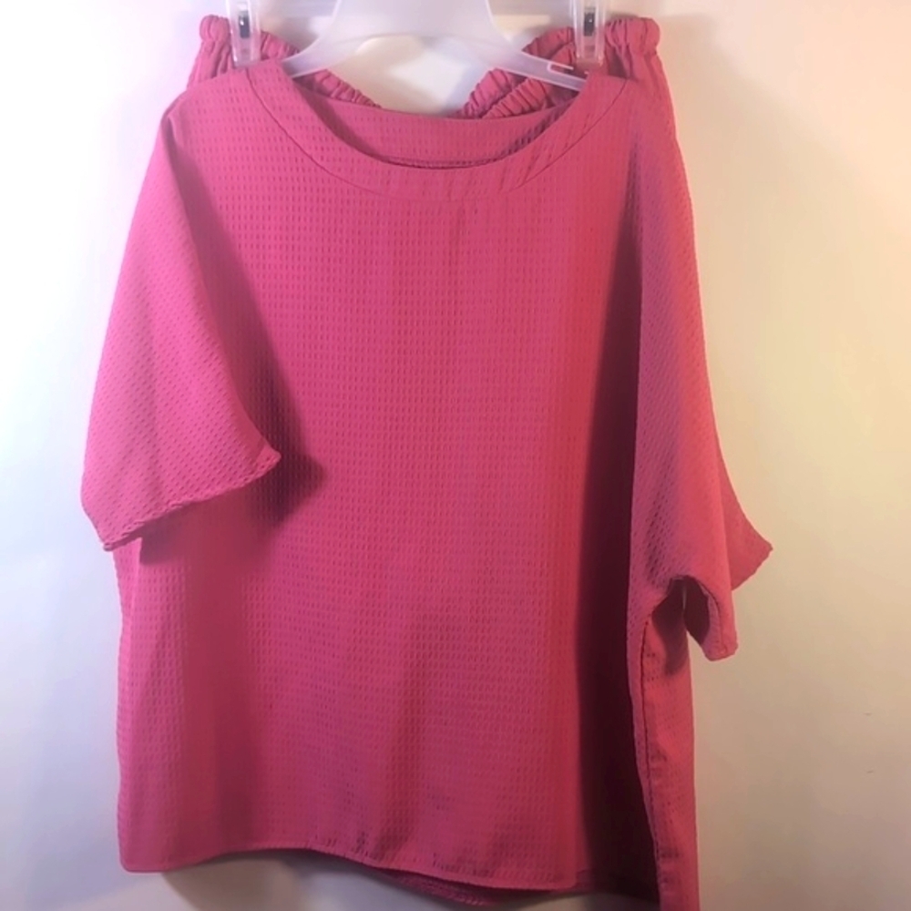 Short-sleeved crewneck style with a relaxed "boxy" fit Set Size 2-XL